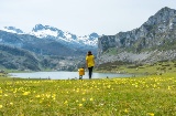 Turisti che contemplano il lago dell'Ercina nel Parco Nazionale dei Picos de Europa, Asturie