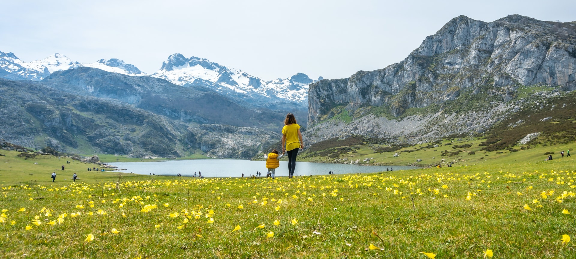 Turistas contemplando el lago de la Ercina en el Parque Nacional de Los Picos de Europa, Asturias Turistas contemplando el lago de la Ercina en el Parque Nacional de Los Picos de Europa, Asturias
