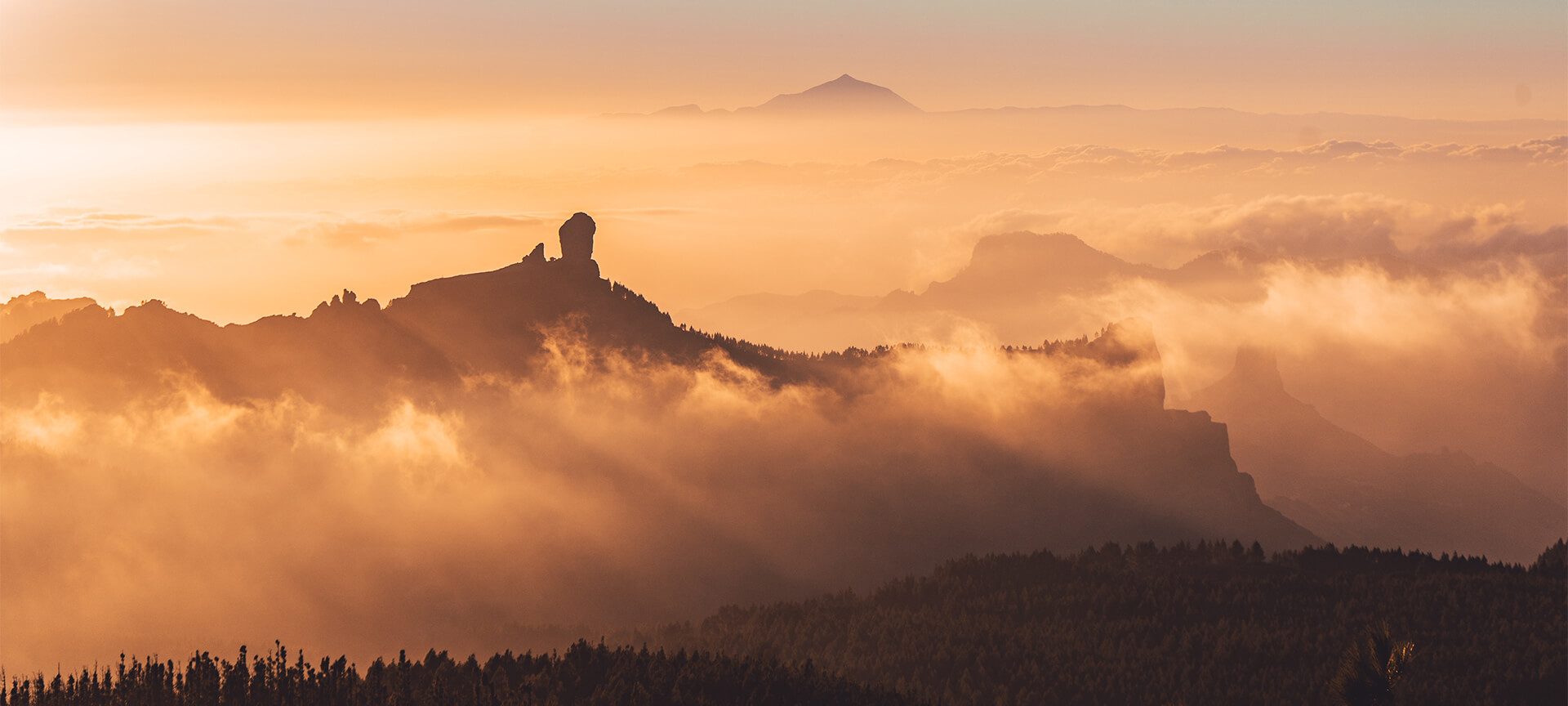 Vue depuis El Roque, Grande Canarie, avec le Teide en arrière plan Vue depuis El Roque, Grande Canarie, avec le Teide en arrière plan