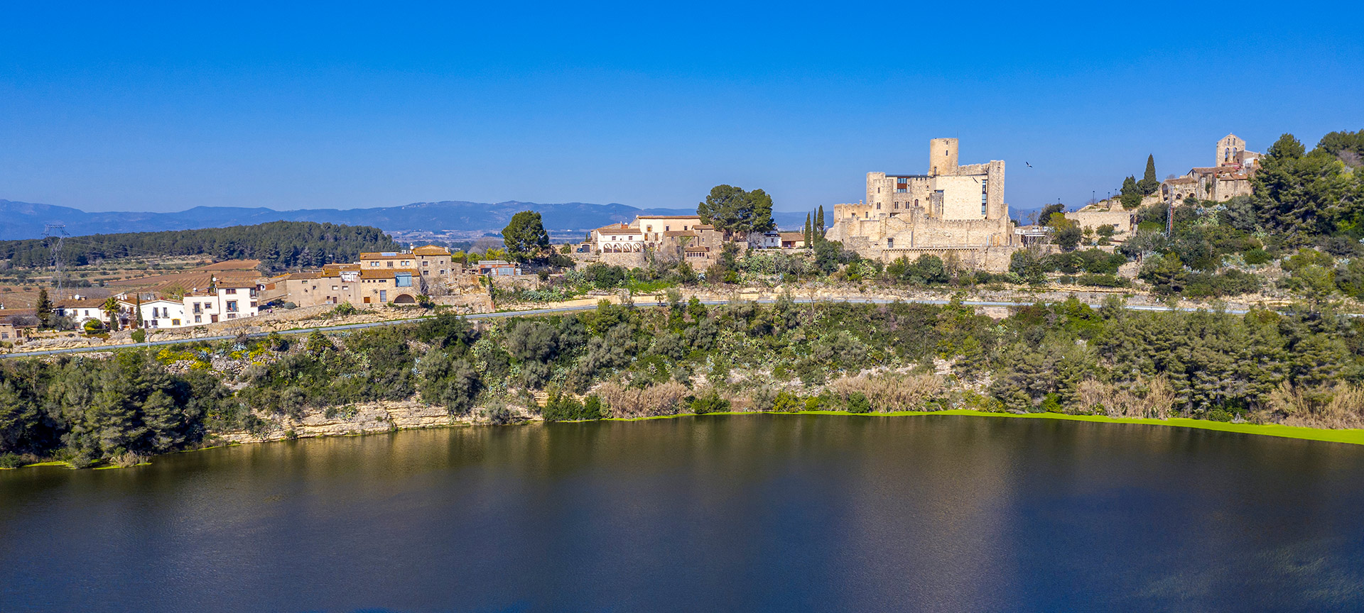 Zalew Foix i zamek Castellet, Alto Penedès, Barcelona Zalew Foix i zamek Castellet, Alto Penedès, Barcelona