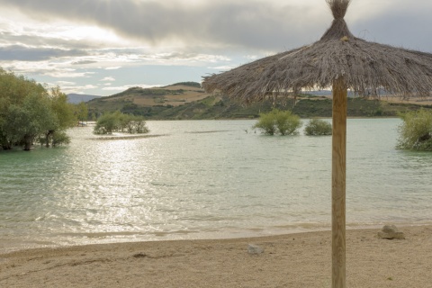 Binnenstrand am Alloz-Stausee, Navarra