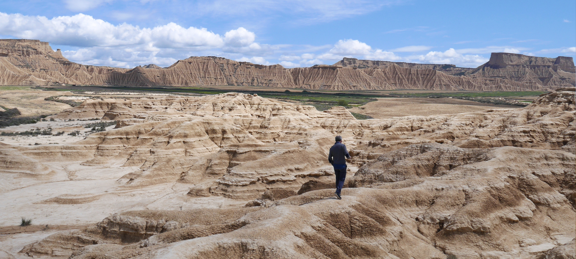 Un hombre atravesando el Parque Natural de las Bardenas Reales, en Navarra Un hombre atravesando el Parque Natural de las Bardenas Reales, en Navarra