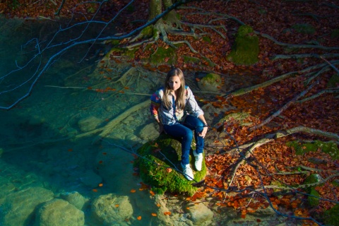 Touriste à la source de la rivière Urederra dans le parc naturel d'Urbasa y Andía, Navarre