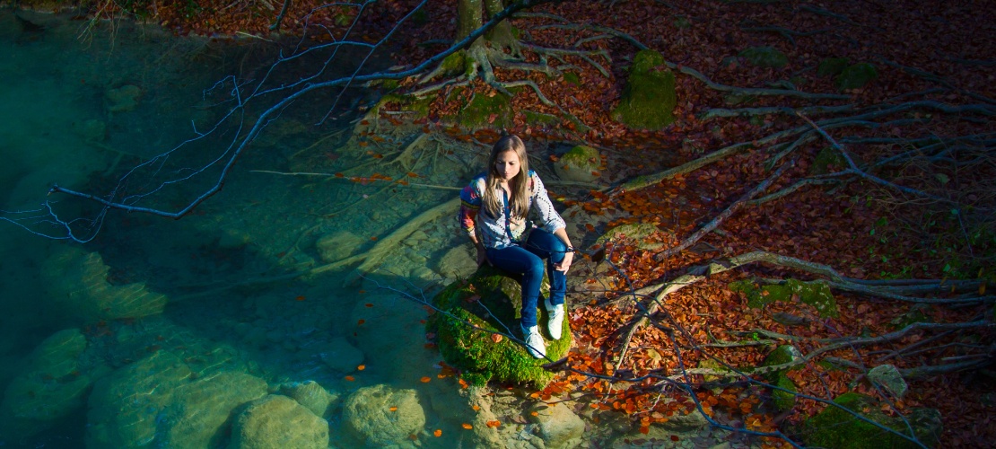 Turista en el nacedero del río Urederra en el Parque Natural de Urbasa y Andía, Navarra Turista en el nacedero del río Urederra en el Parque Natural de Urbasa y Andía, Navarra