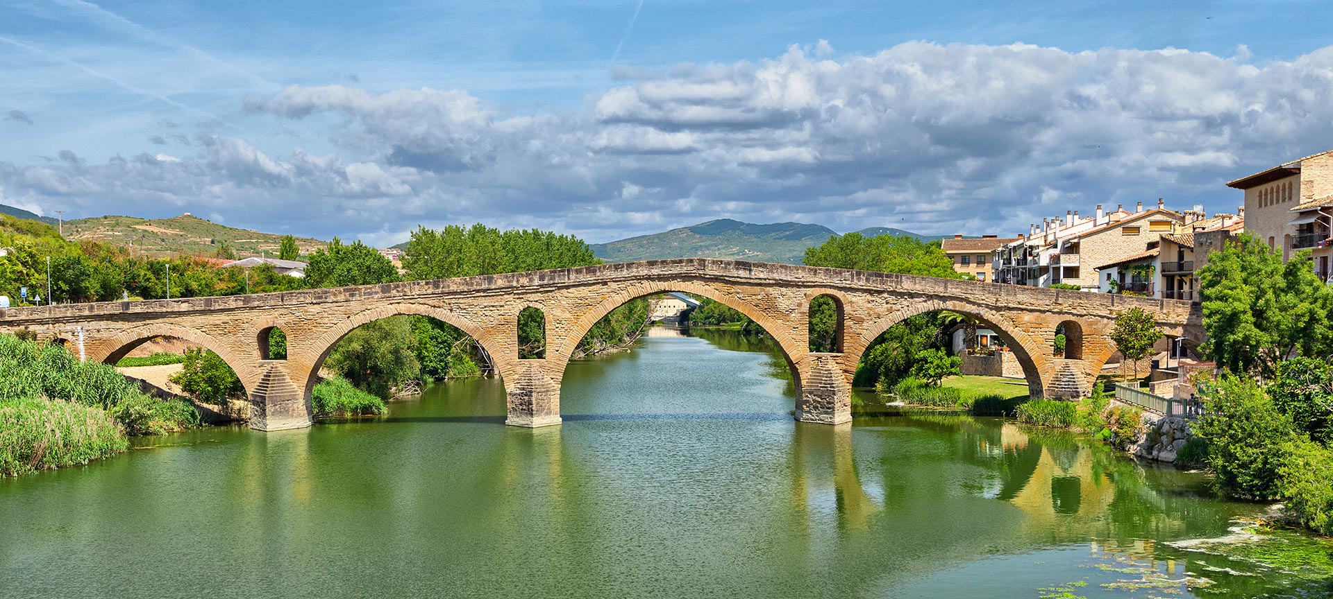 Puente romano sobre el río Arga en Puente La Reina. Navarra Puente romano sobre el río Arga en Puente La Reina. Navarra