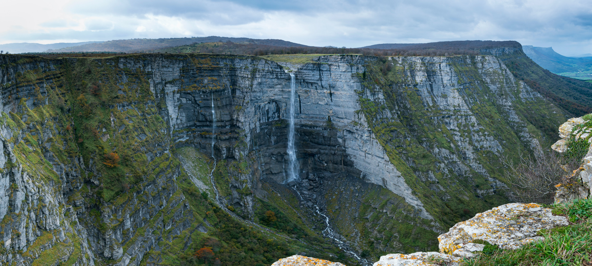 Vistas da Cachoeira do Rio Nervión, no Monumento Natural do Monte Santiago, Álava, País Basco Vistas da Cachoeira do Rio Nervión, no Monumento Natural do Monte Santiago, Álava, País Basco