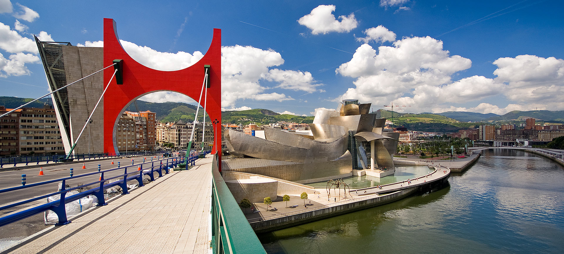 Puente de La Salve junto al Museo Guggenheim. Bilbao Puente de La Salve junto al Museo Guggenheim. Bilbao