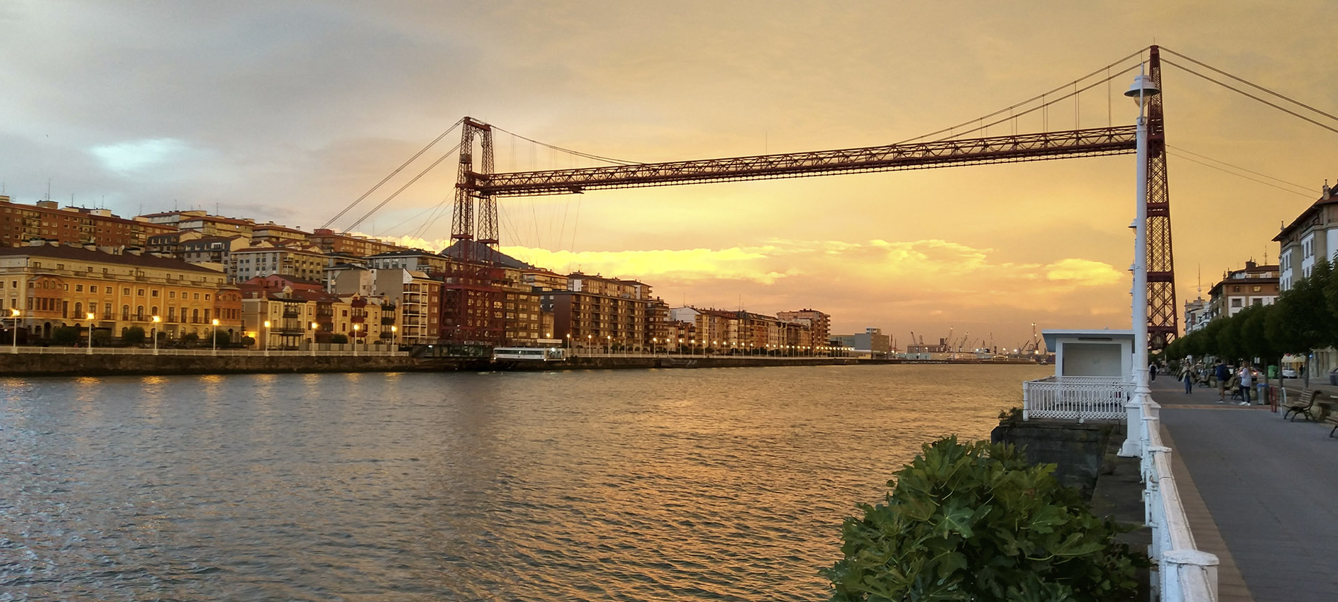 El famoso Puente Bizkaia de Portugalete (Bizkaia, País Vasco) El famoso Puente Bizkaia de Portugalete (Bizkaia, País Vasco)