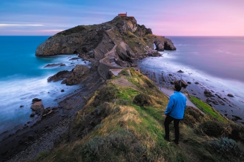 Turista en San Juan Gaztelugatxe, País Vasco