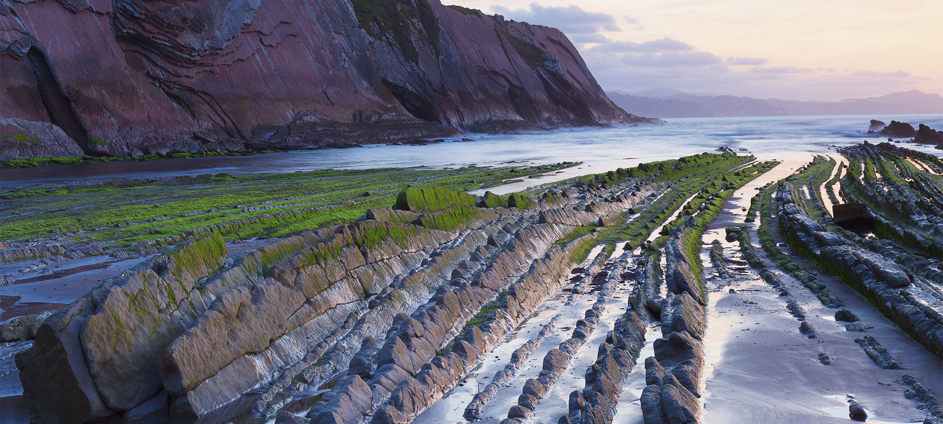 Vista del flysch de Zumaia (Gipuzkoa, País Vasco) en la playa de Itzurun Vista del flysch de Zumaia (Gipuzkoa, País Vasco) en la playa de Itzurun