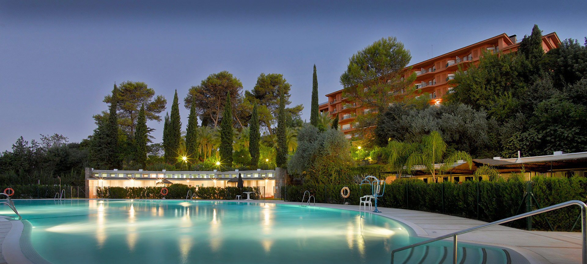 Veduta esterna e piscina del Parador de Córdoba Veduta esterna e piscina del Parador de Córdoba