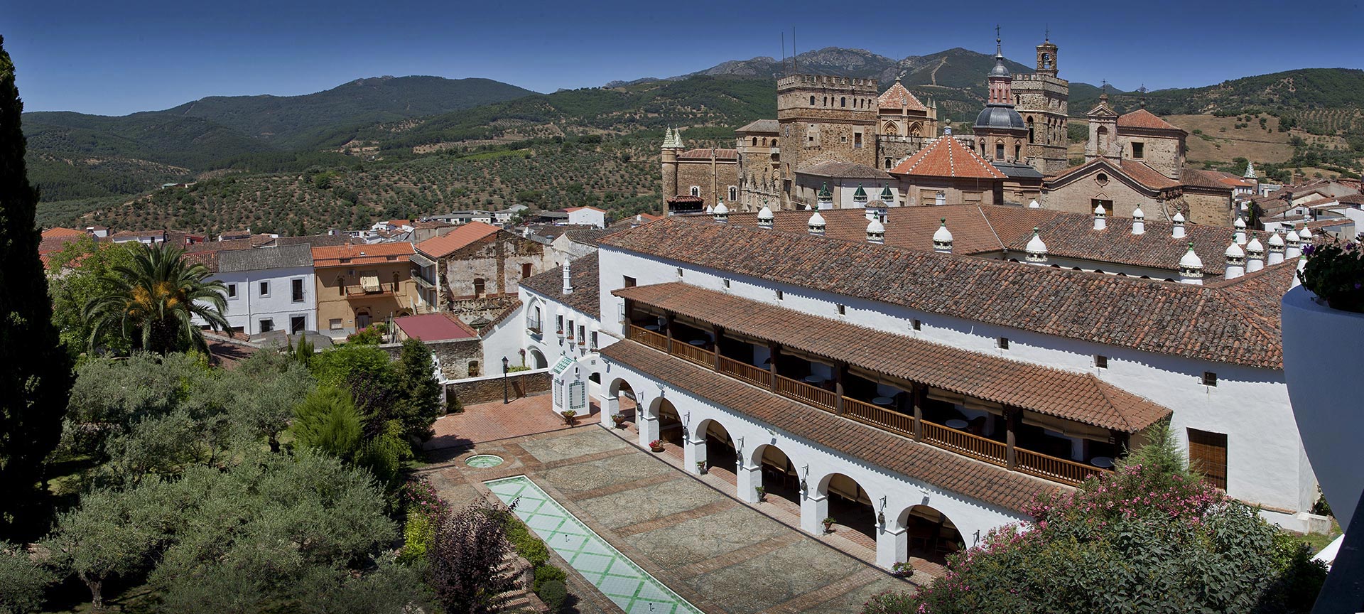 Exterior of the Parador de Guadalupe Exterior of the Parador de Guadalupe