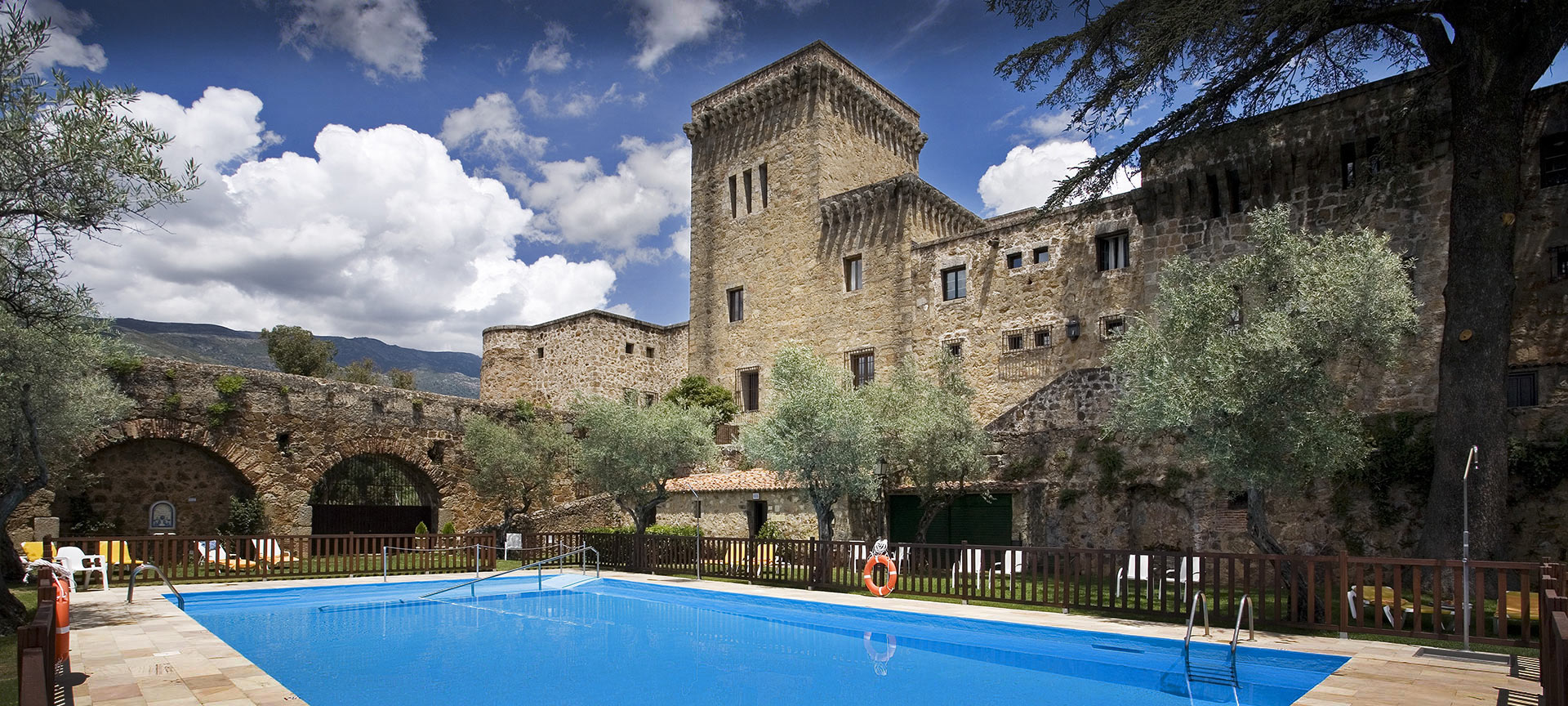 Veduta esterna e piscina del Parador de Jarandilla de la Vera Veduta esterna e piscina del Parador de Jarandilla de la Vera
