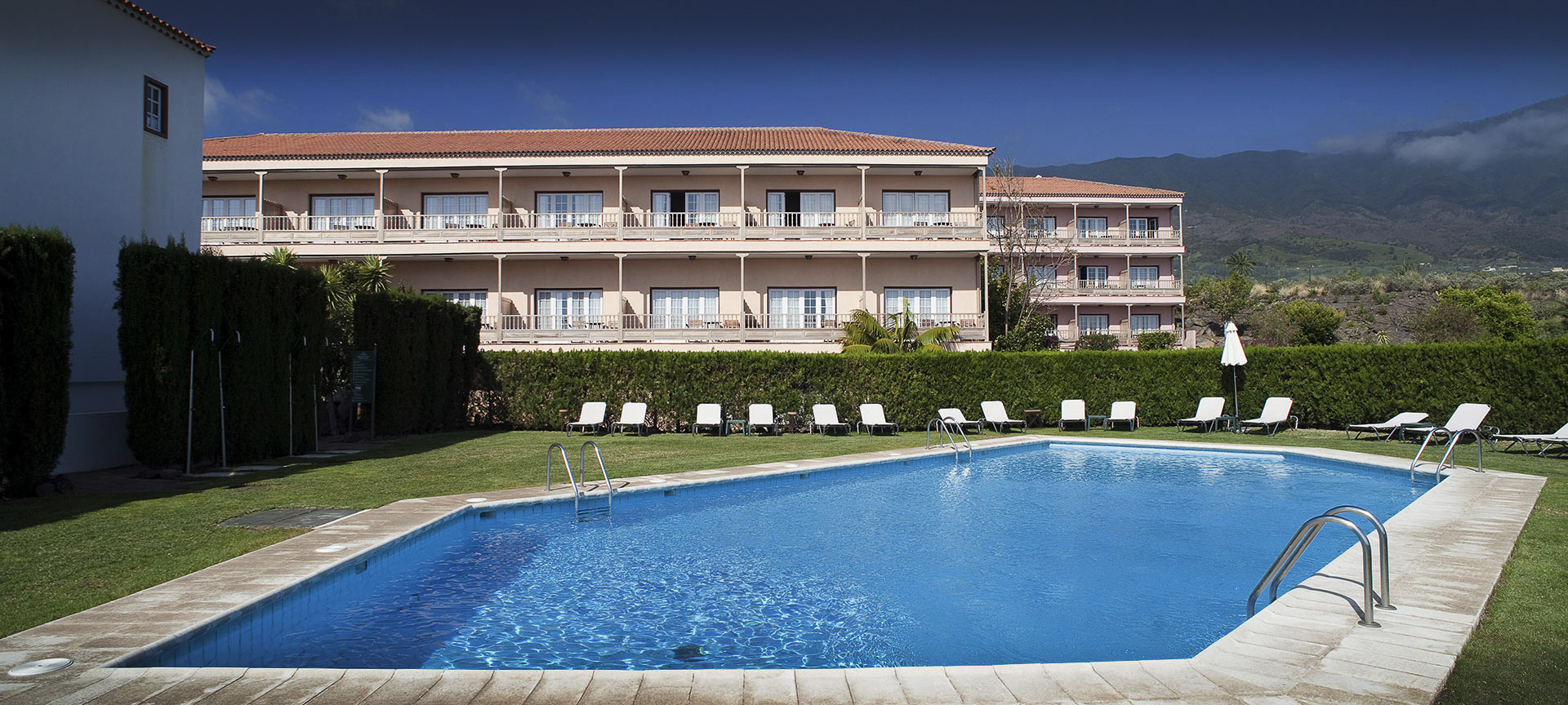 Veduta esterna e piscina del Parador de La Palma Veduta esterna e piscina del Parador de La Palma