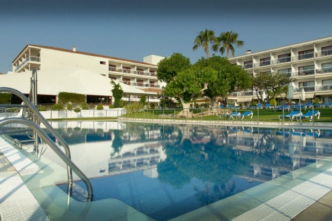 Blick auf das Parador de Nerja mit Pool