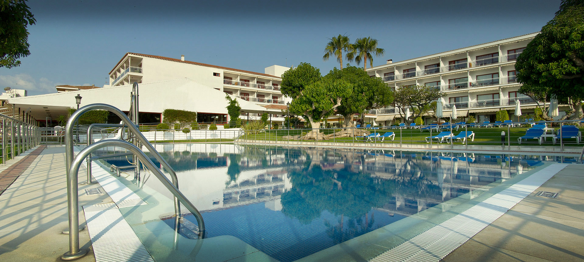 Blick auf das Parador de Nerja mit Pool Blick auf das Parador de Nerja mit Pool