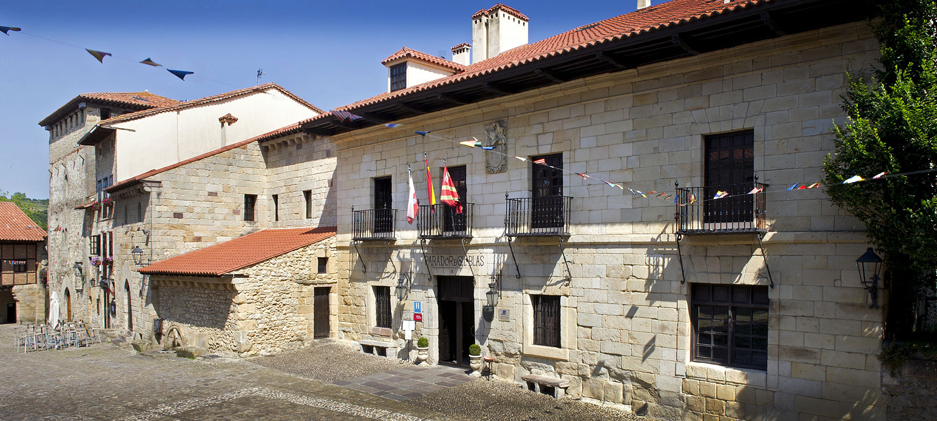 Parador de Santillana Gil Blas, widok z zewnątrz Parador de Santillana Gil Blas, widok z zewnątrz