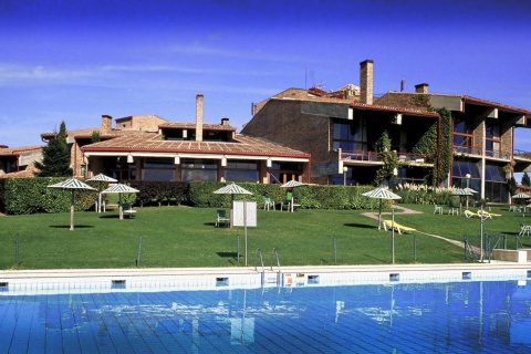 Veduta dell'esterno e piscina del Parador de Segovia