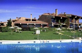 Veduta dell'esterno e piscina del Parador de Segovia
