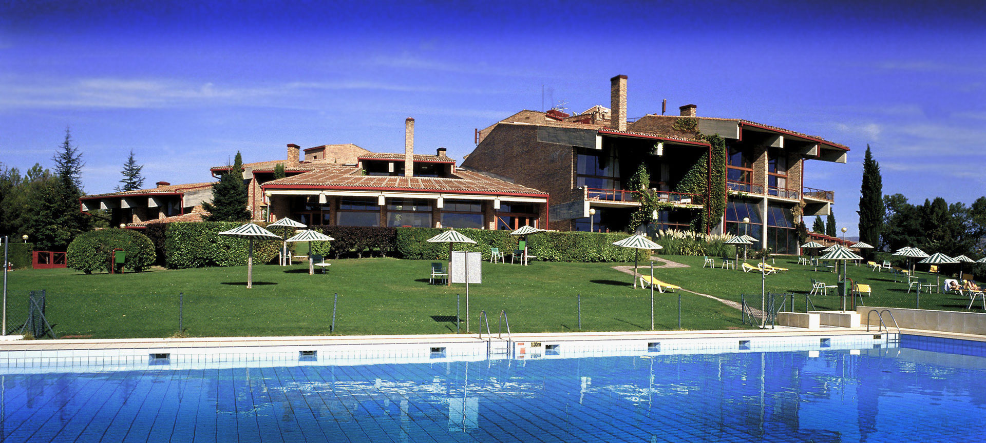 Veduta dell'esterno e piscina del Parador de Segovia Veduta dell'esterno e piscina del Parador de Segovia
