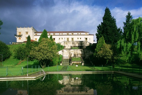 Veduta esterna e piscina del Parador de Tui