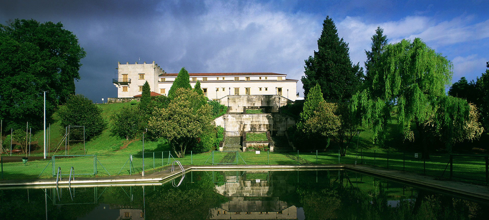 Veduta esterna e piscina del Parador de Tui Veduta esterna e piscina del Parador de Tui