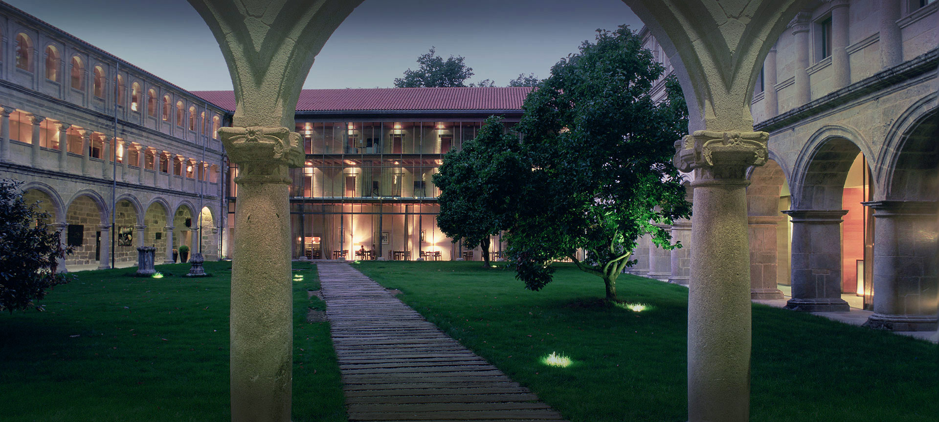 Widok na wewnętrzny ogród hotelu Parador de Santo Estevo Widok na wewnętrzny ogród hotelu Parador de Santo Estevo