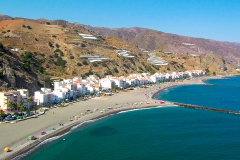 Praia de La Mamola, em Granada, Andaluzia