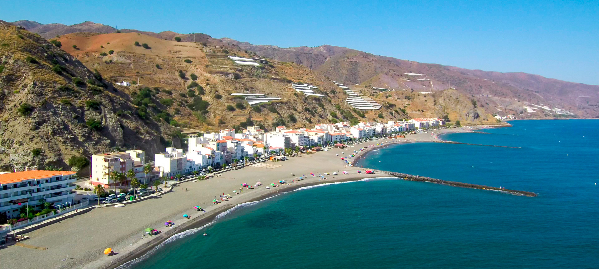 Praia de La Mamola, em Granada, Andaluzia Praia de La Mamola, em Granada, Andaluzia