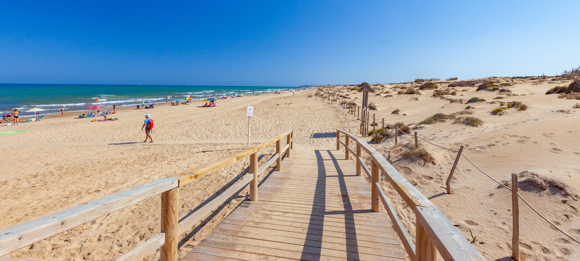 Strand El Moncayo de Guardamar in Alicante, Valencianische Gemeinschaft Strand El Moncayo de Guardamar in Alicante, Valencianische Gemeinschaft