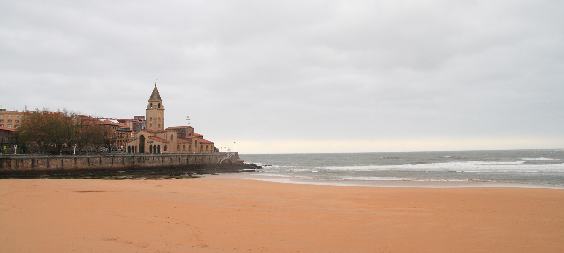 Playa de San Lorenzo en Gijón, Asturias Playa de San Lorenzo en Gijón, Asturias