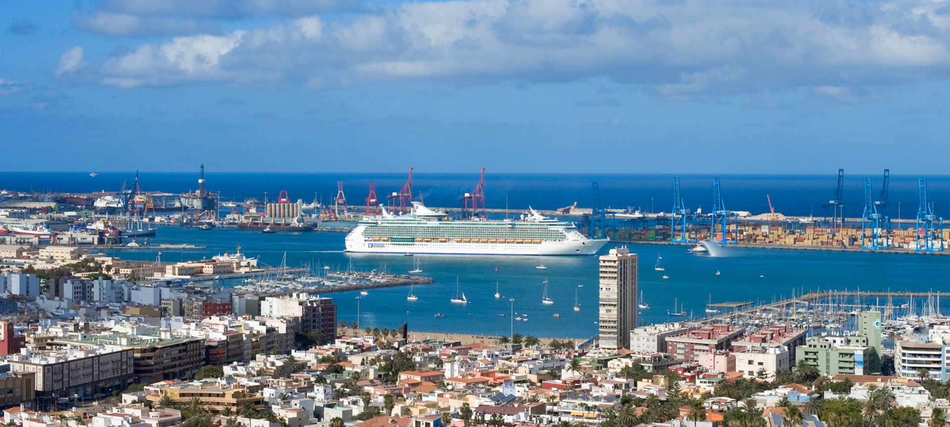 Crucero en el puerto de Las Palmas Crucero en el puerto de Las Palmas