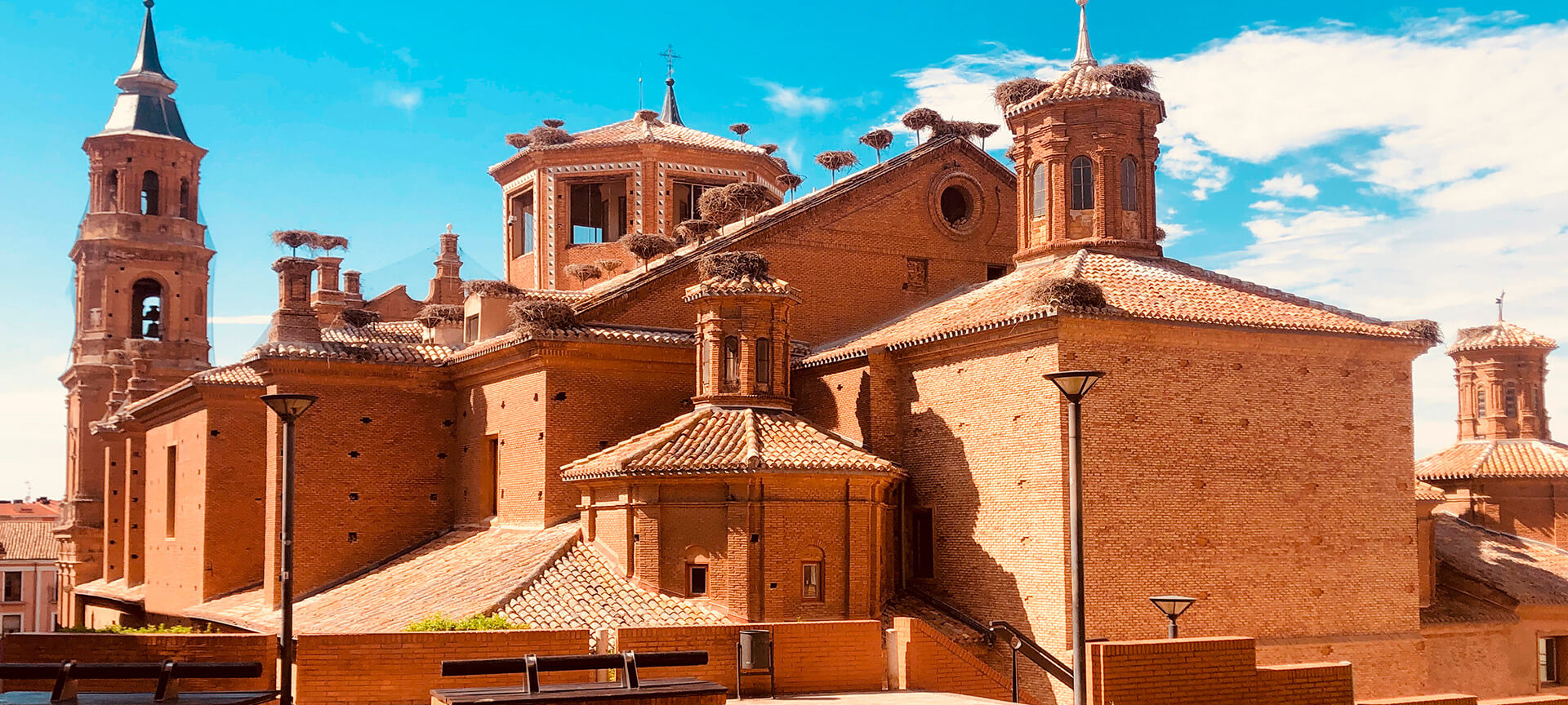 Colegiata de San Miguel en Alfaro. La mayor colonia de cigueñas de Europa Colegiata de San Miguel en Alfaro. La mayor colonia de cigueñas de Europa