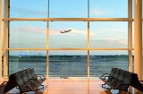 エル・プラット空港から飛行機が離陸します。バルセロナ