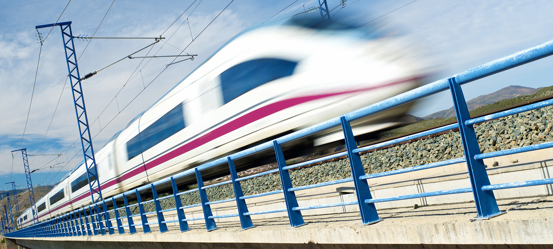 Tren AVE Madrid-Barcelona a su paso por el viaducto Arandiga. Zaragoza Tren AVE Madrid-Barcelona a su paso por el viaducto Arandiga. Zaragoza