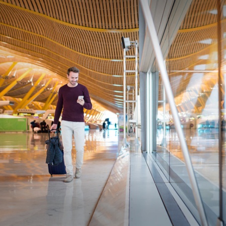 Turista en el aeropuerto de Madrid
