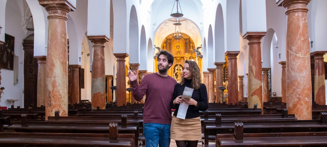 Turyści zwiedzający Kościół Asunción y Ángeles w Cabra w prowincji Kordoba, Andaluzja