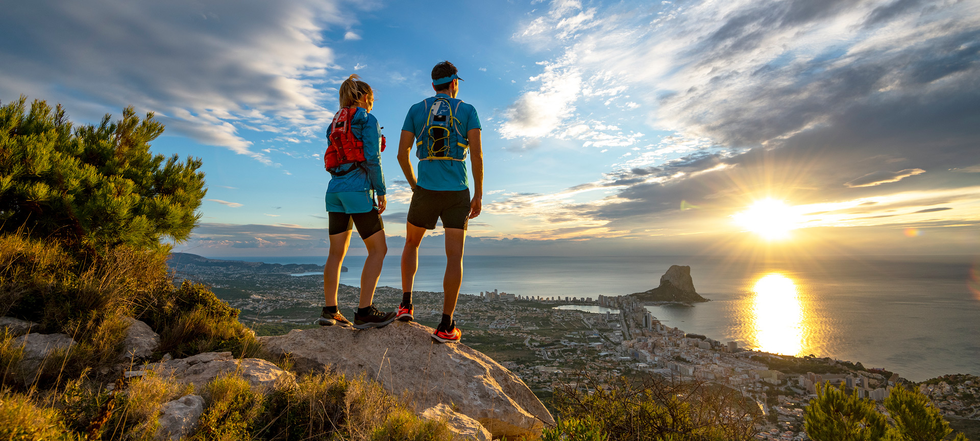 Coppia che contempla il panorama dall’alto di Calpe ad Alicante, Comunità Valenciana Coppia che contempla il panorama dall’alto di Calpe ad Alicante, Comunità Valenciana
