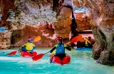 Touristen beim Höhlenkajak in den Coves de Sant Josep von La Vall d'Uixó in der Provinz Castellón
