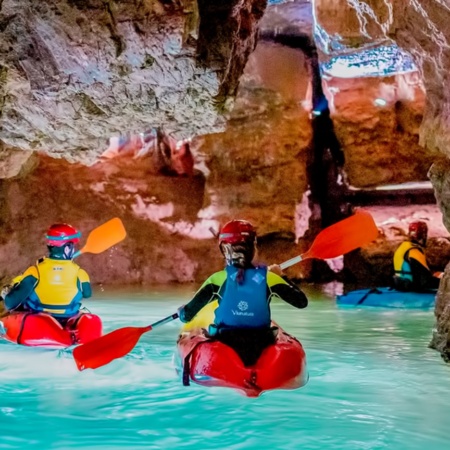 Touristen beim Höhlenkajak in den Coves de Sant Josep von La Vall d'Uixó in der Provinz Castellón