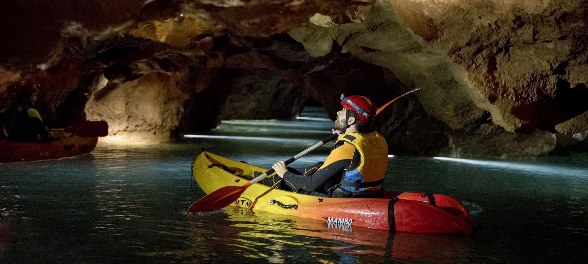 Turista practicando espeleokayak en las Coves de Sant Josep de La Vall d'Uixó en Castellón, Comunidad Valenciana Turista practicando espeleokayak en las Coves de Sant Josep de La Vall d'Uixó en Castellón, Comunidad Valenciana