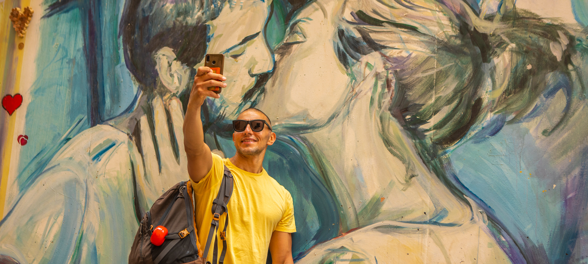 Turista tomándose un selfie en un grafiti de Valencia, Comunidad Valenciana Turista tomándose un selfie en un grafiti de Valencia, Comunidad Valenciana