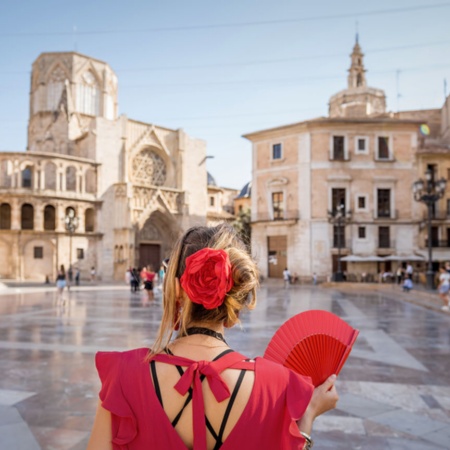 Tourist auf dem Plaza de la Virgen in Valencia