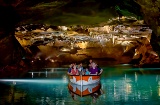 Turisti che ammirano le grotte di San José a La Vall D'Uixó a Castellón, nella Comunità Valenciana