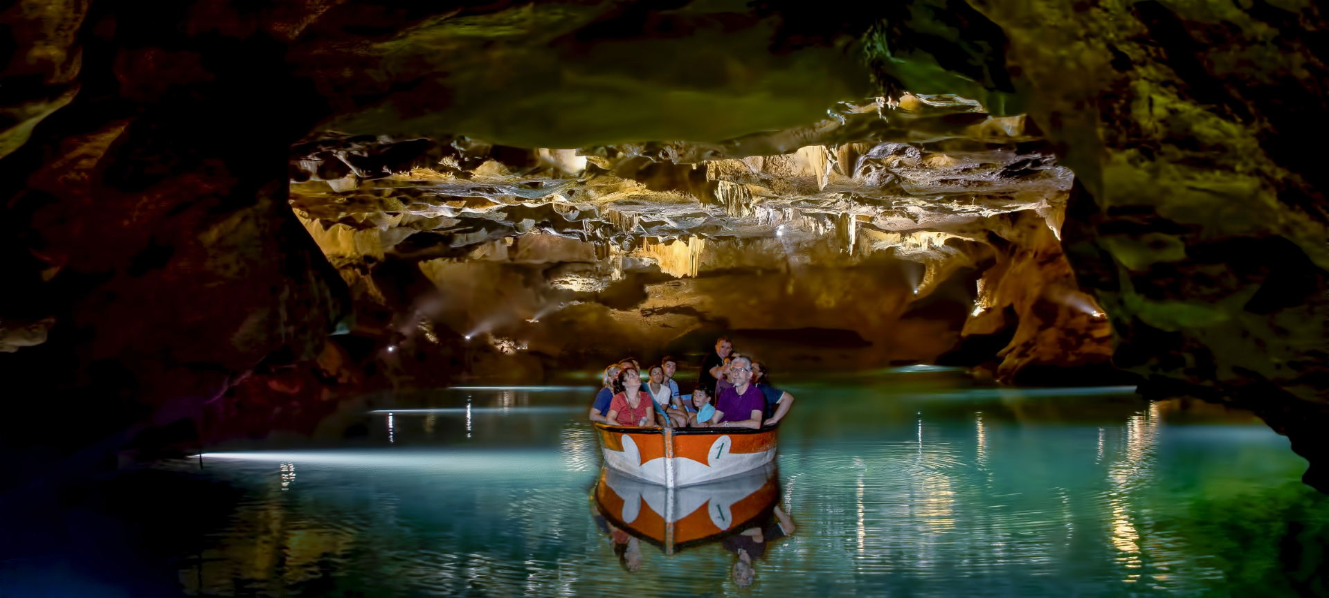 Turistas contemplando las Grutas de San José de La Vall D’Uixó en Castellón, Comunidad Valenciana Turistas contemplando las Grutas de San José de La Vall D’Uixó en Castellón, Comunidad Valenciana