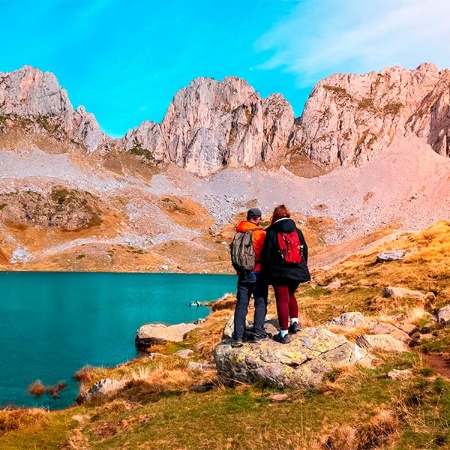 Pareja admirando el Ibón de Acherito, Selva de Oza, Huesca