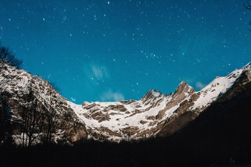 Noche estrellada sobre las cumbres nevadas