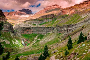 Panorámica del valle entre las montañas