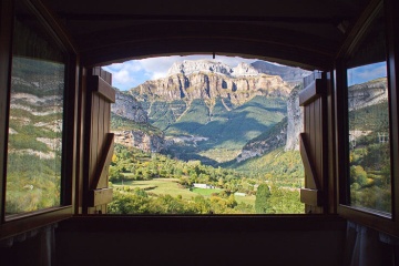 Vistas al parque desde la ventana de una casa en Torla
