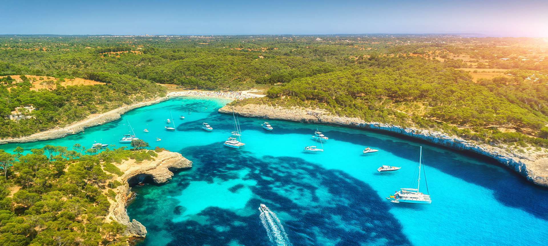 Vista aérea de unas calas en Mallorca Vista aérea de unas calas en Mallorca